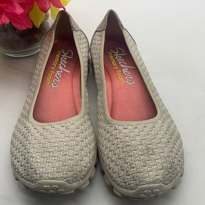 Sketchers Flex off white silver slip on ballet flat sneaker memory foam Sz 9